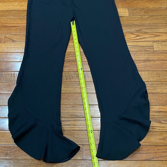 Who what wear black ruffle leg pants. - Picture 7 of 10